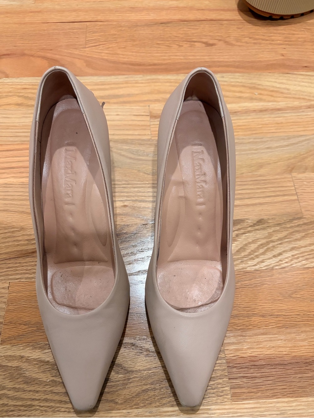 MaxMara-Classic Pointed-Toe Women's Pumps in Nude